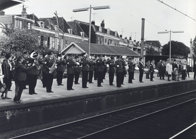 171154 Afbeelding van het muziekkorps van de Delftse Politiemuziekvereniging Excelsior op het perron van het ...